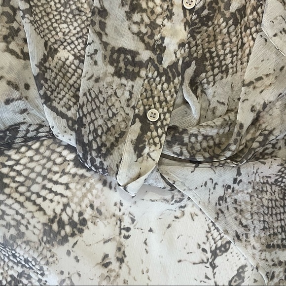 French Connection Danae Crinkle Snake Print Twist Front Top - Picture 9 of 10